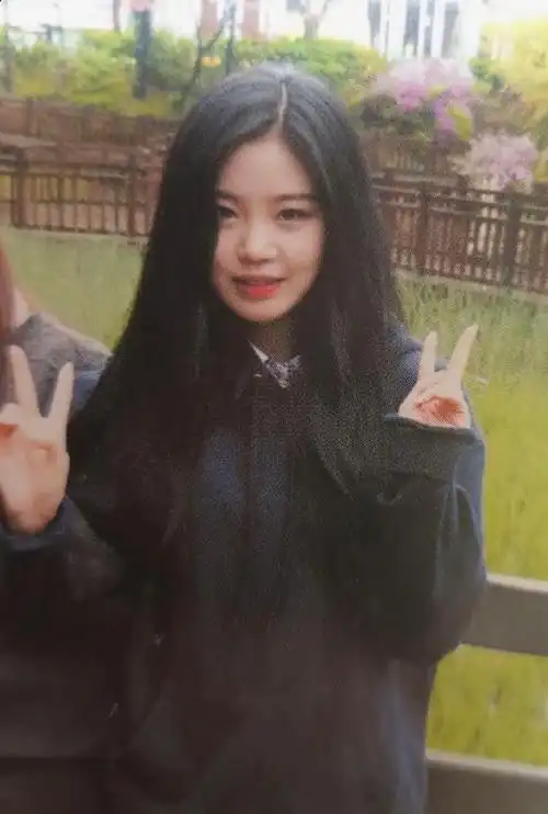 (g)i-dle的徐穗珍的高中照片证明她是个天生丽质的女孩