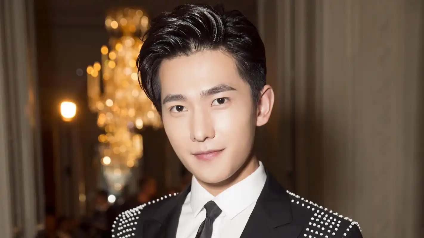 当红小生杨洋帅气时尚写真图片桌面壁纸