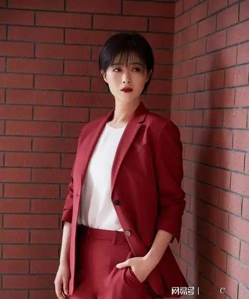 蒋欣大秀过山车身材蓝色蕾丝裙配道姑头驾驭起来毫不费力