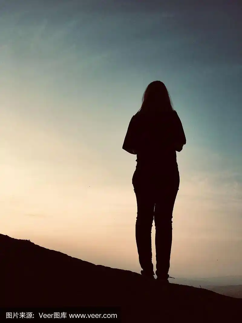 一个年轻女人的背影