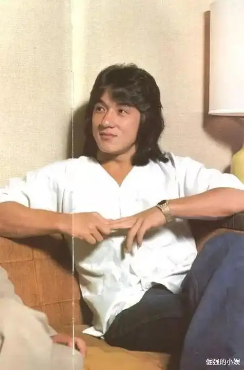 当年成龙去酒吧放松和梁小龙同时看上一位美女两人还为此打一架