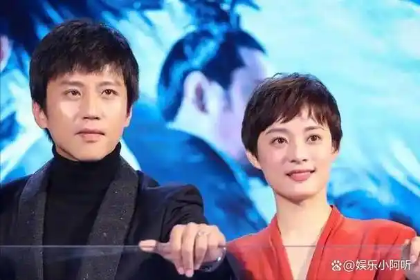 直到二人一起被拍到去海边戏水,才放下心防,坦然承认彼此已经坠入爱河