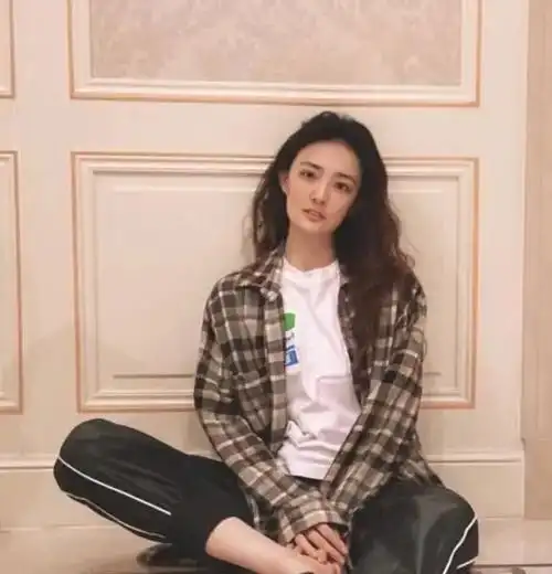徐璐不仅长得好看私服更是青春时尚每一套都很适合90后女孩