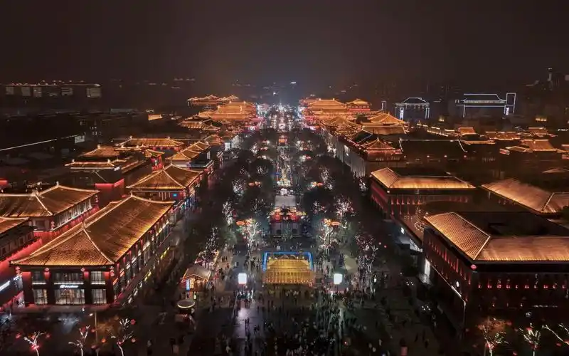 很多人说到大唐不夜城是看灯光,还有人说是为了感受盛唐文化,你觉得呢