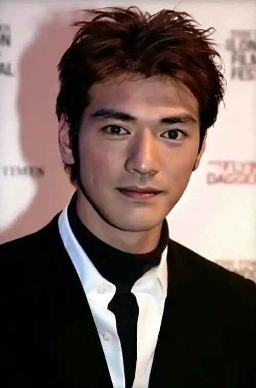 《堕落天使》里,金城武饰演一个移民的哑巴儿子,他半夜撬开别人的店铺