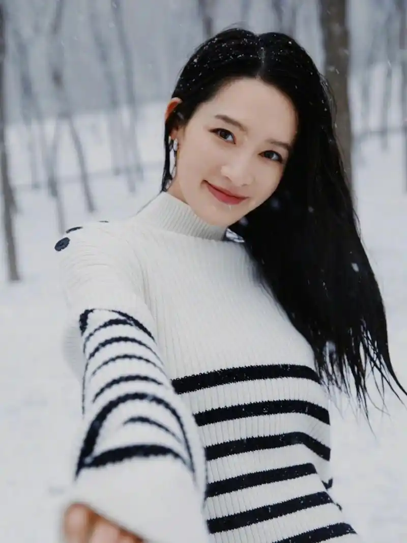 李沁雪地写真 清新唯美,氛围感满 满7615|||李沁今日分享 一则