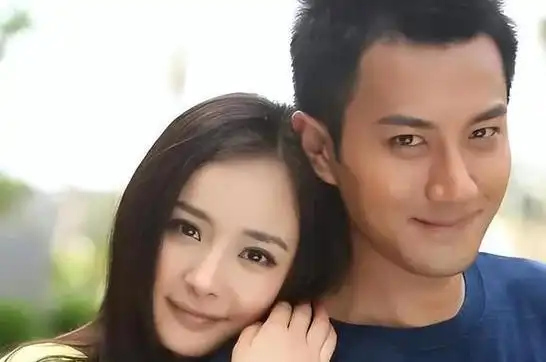 17岁杨幂被49岁成龙搂在怀里的旧照网友整没整容一目了然