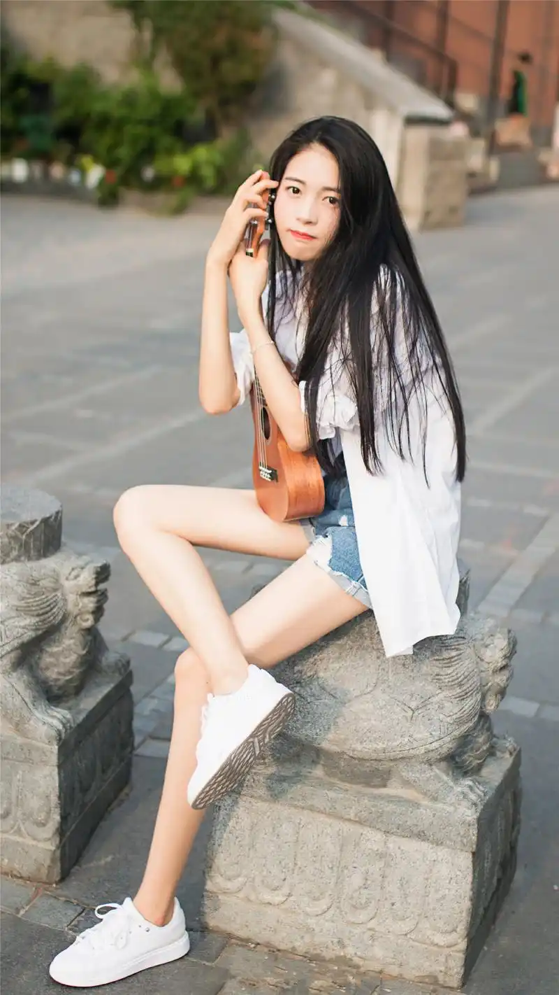 人像摄影:长发女孩独自弹着吉他,修长美腿成为亮点