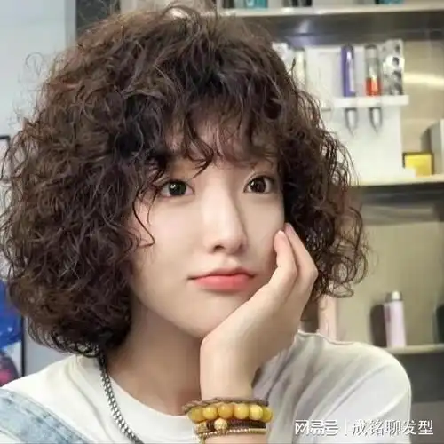 想烫头发冷烫和热烫有啥区别哪种方法效果比较好