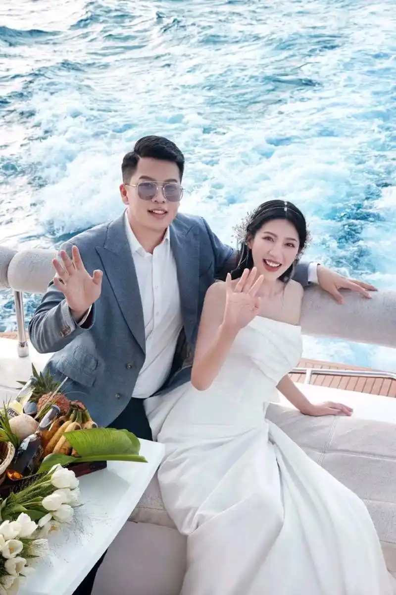 麦小登的婚纱照拍得好像杂志风,每一张都很美,每一张都是大片的感觉.