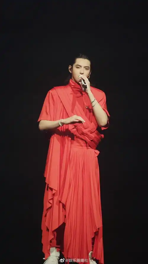 吴亦凡在近日的北京演唱会上身着大红色民族风定制战袍