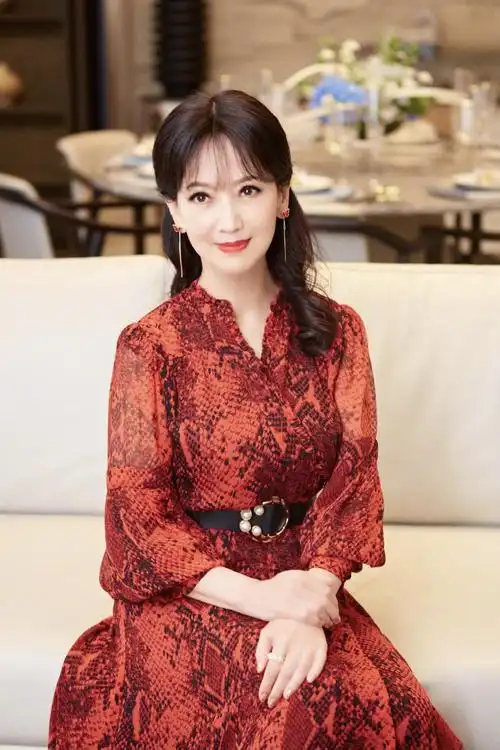赵雅芝壁纸图片(66岁赵雅芝晒最新写真,一袭红裙仪态万千,白娘子气质