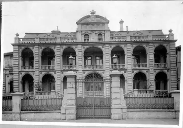 1895年法租界外滩,公馆马路(金陵路)建成第二代法国领事馆.