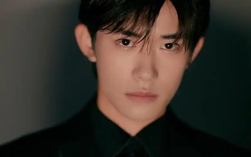 易烊千玺酷黑时尚写真桌面壁纸