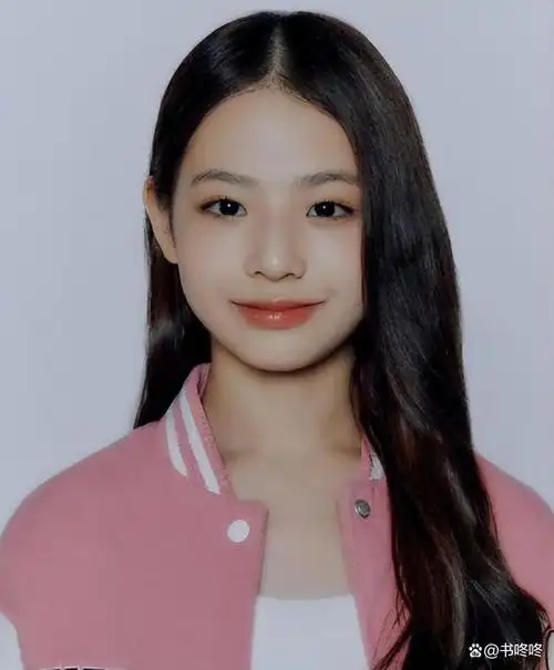 或许,大家更反感的是一些明明看起来还一脸稚嫩的小孩子,硬被推上舞台