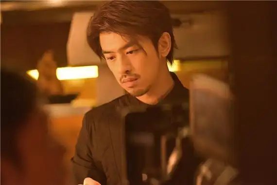 陈柏霖身穿厨师服深情凝望. - 复件.jpg