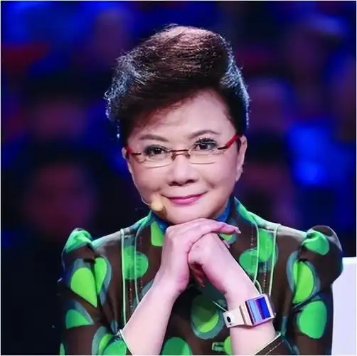 今年1月,有人还捕捉到了蔡明老师的近照,照片中的她已褪去了以往的