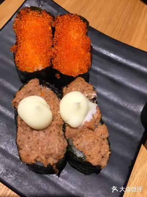 吞拿鱼军舰寿司