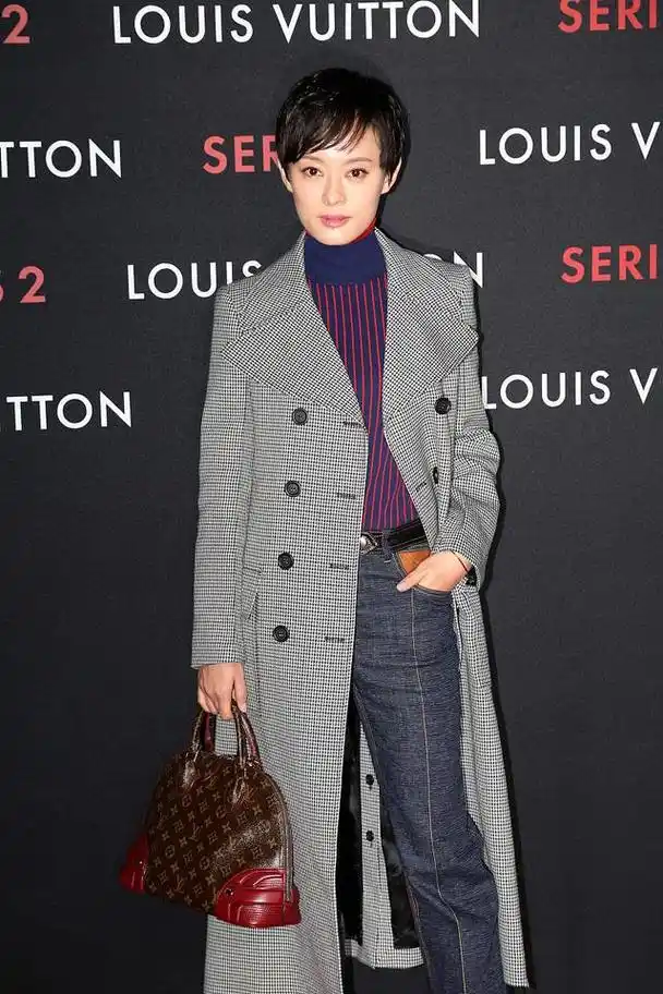 孙俪美得真气质灰色格子大衣配牛仔裤休闲混搭意外穿出高级感