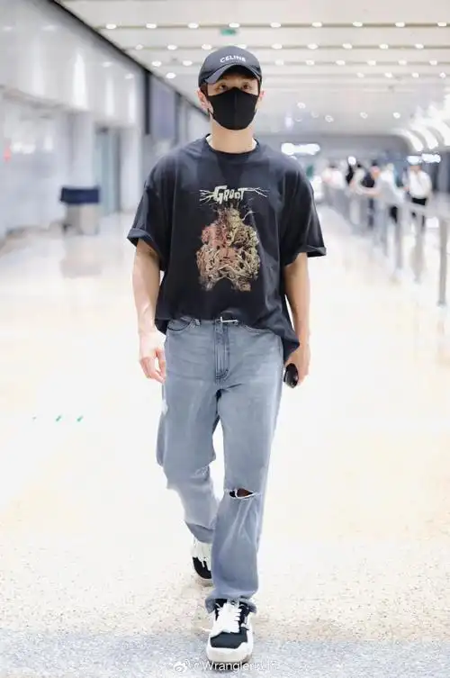 uniq-李汶翰身着841 redding#牛仔垮垮裤#现身机场,宽松直筒轻松修饰