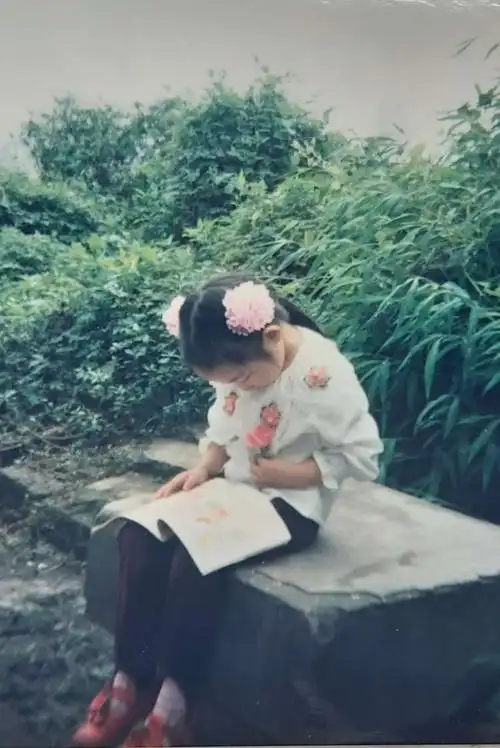 1儿童节,小时候的我很爱看书,看的很投入,会讲很多故事,会背不少的