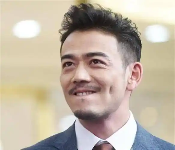 留胡子不油腻反而更帅的男明星,金世佳第四,第一竟是过气的他_男人