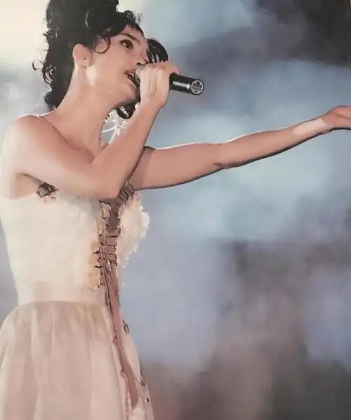 周慧敏晒25年前演唱会旧照身穿蕾丝吊带裙清纯娇美