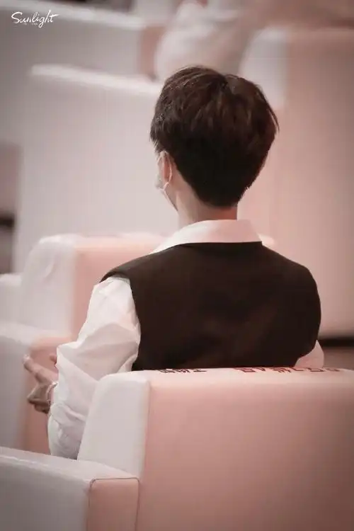 王俊凯超话#微博之夜##王俊凯2021一往无前#@tfboys-王俊凯背影都让人