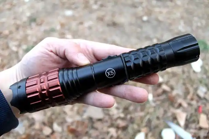 黑鹰x5 强光高压电击器