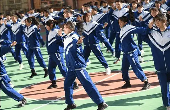 2000元天价校服惹争议不到半年开线掉色校长回应更气愤