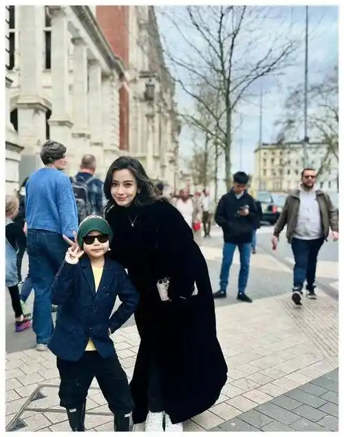 宝宝穿搭飒爆伦敦,与化妆师合影,美丽如仙,俏皮动人._杨颖_中国_英国