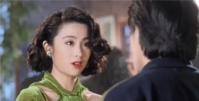 《赌神》中作为赌神高进的情人被其马仔高义推下楼摔死,而在《赌侠》