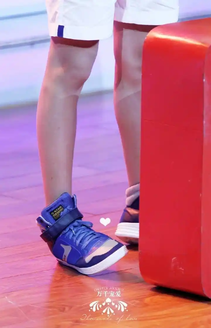 [易烊千玺][新闻]200202 发现易烊千玺站姿小秘密 崴脚站的小脚好可爱