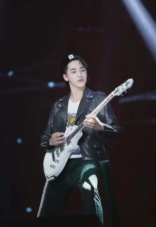 作为歌手,@许魏洲zz"忠于自己的摇滚精神,不忘音乐