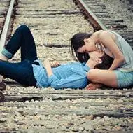 由美头网整理发布,情侣头像频道提供更多与拥抱,接吻相关的头像图片