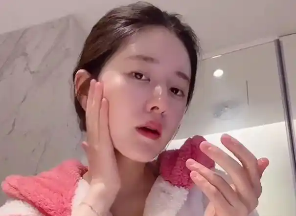 赵露思分享卸妆视频,脸蛋怼着镜头,这皮肤状态是认真的吗?