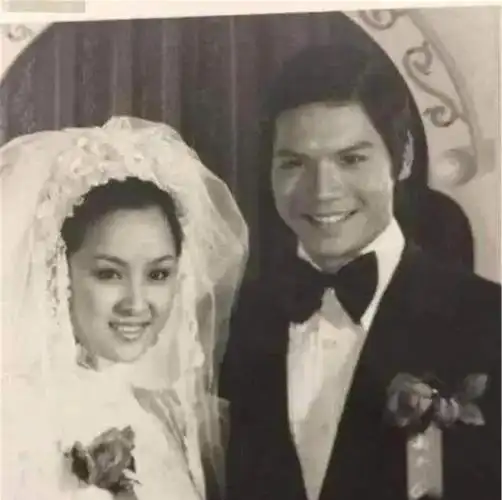 1976年,向华强和丁佩喜结连理,步入了婚姻的殿堂.