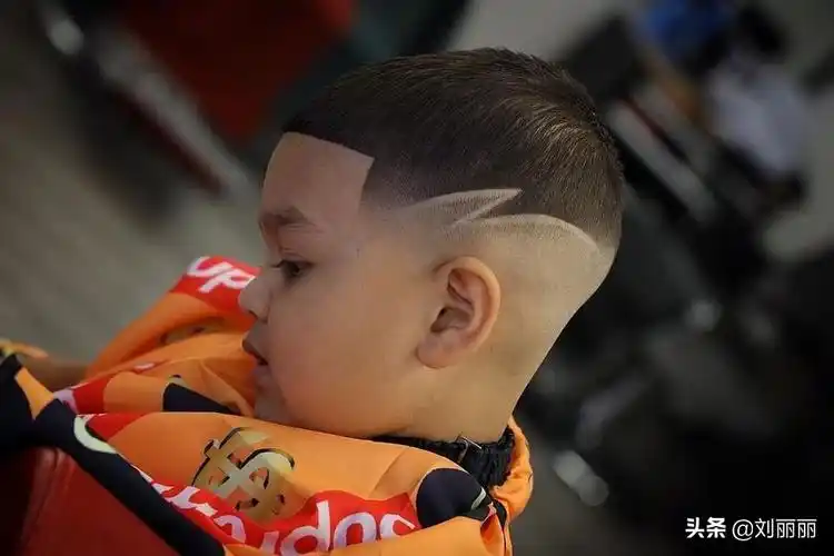 1一3岁短发男宝宝雕刻发型(别总剪锅盖头了,小男孩发型这样剪,百变