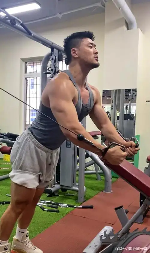 身材健壮如公牛,麒麟臂霸气维度大,这样的肌肉爷们很给力!