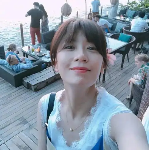 贾静雯状态好,身材自不必说,皮肤也会变得特别好,哪怕是素颜也完全看