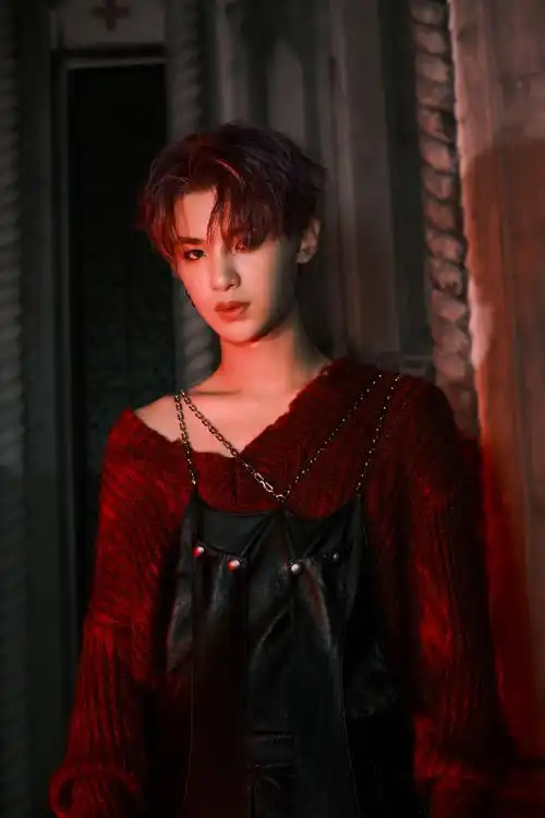 黄明昊露肩红毛衣造型##黄明昊新专辑vr预告照