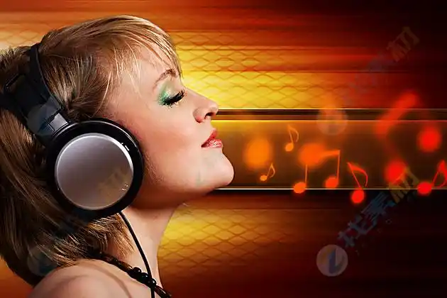 美女专注聆听音乐高清晰图片下载-找素材