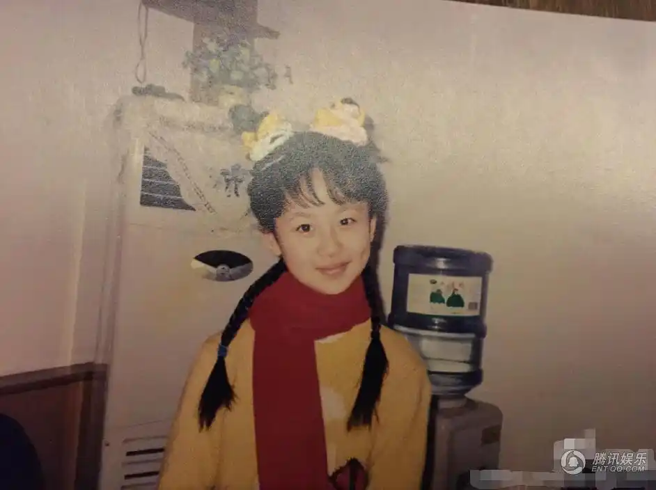 范冰冰的童年照片很接地气啊,就和我们小时候一样,带个锅盖帽.