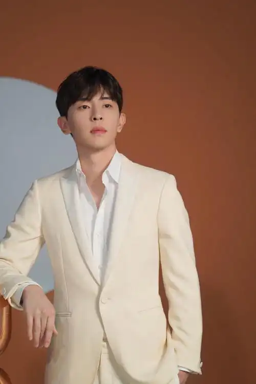 邓伦周一白色西装写真新鲜出炉! 帅气的伦哥开启新的一周!__财经头条