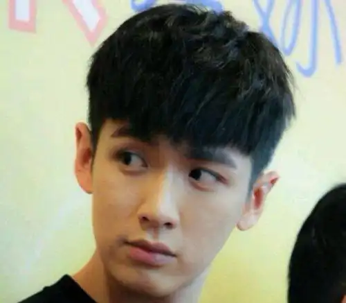 男生剃鬓角长刘海 短发发型