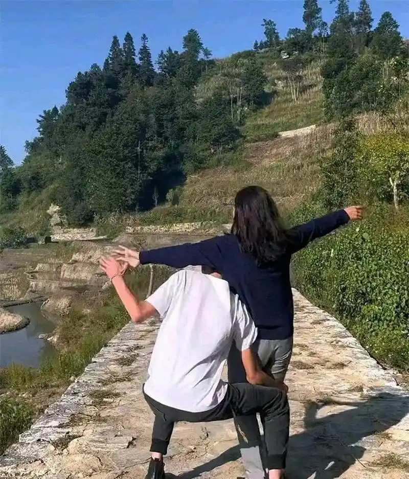 一对夫妻在秀恩爱,没想到两个人相差20岁 #搞笑趣味图