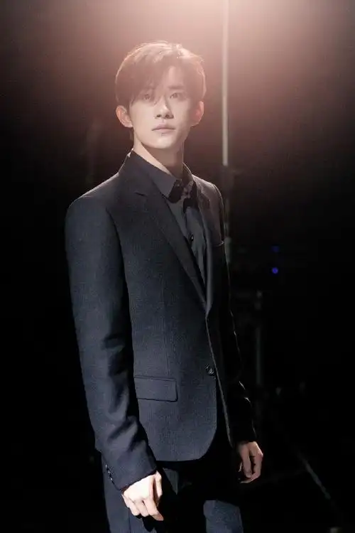 易烊千玺|儒雅西服沉稳帅气写真_高清图集_新浪网