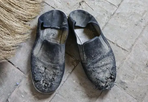 这是张大哥穿的布鞋,被火烫的一些小窟窿.张大哥打制得菜刀,15元一把.