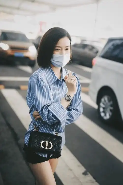 55岁佘诗曼少女身材好惹眼利落短发加马丁靴真是又美又飒