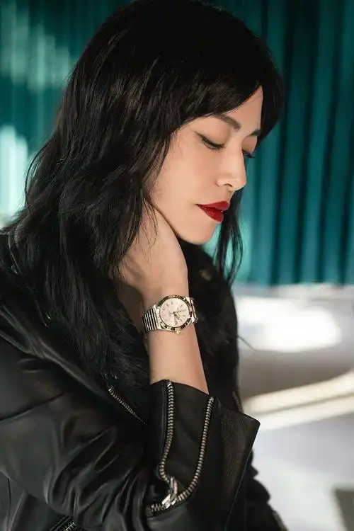 姚晨皮衣造型出席品牌活动 酷飒有型气场全开